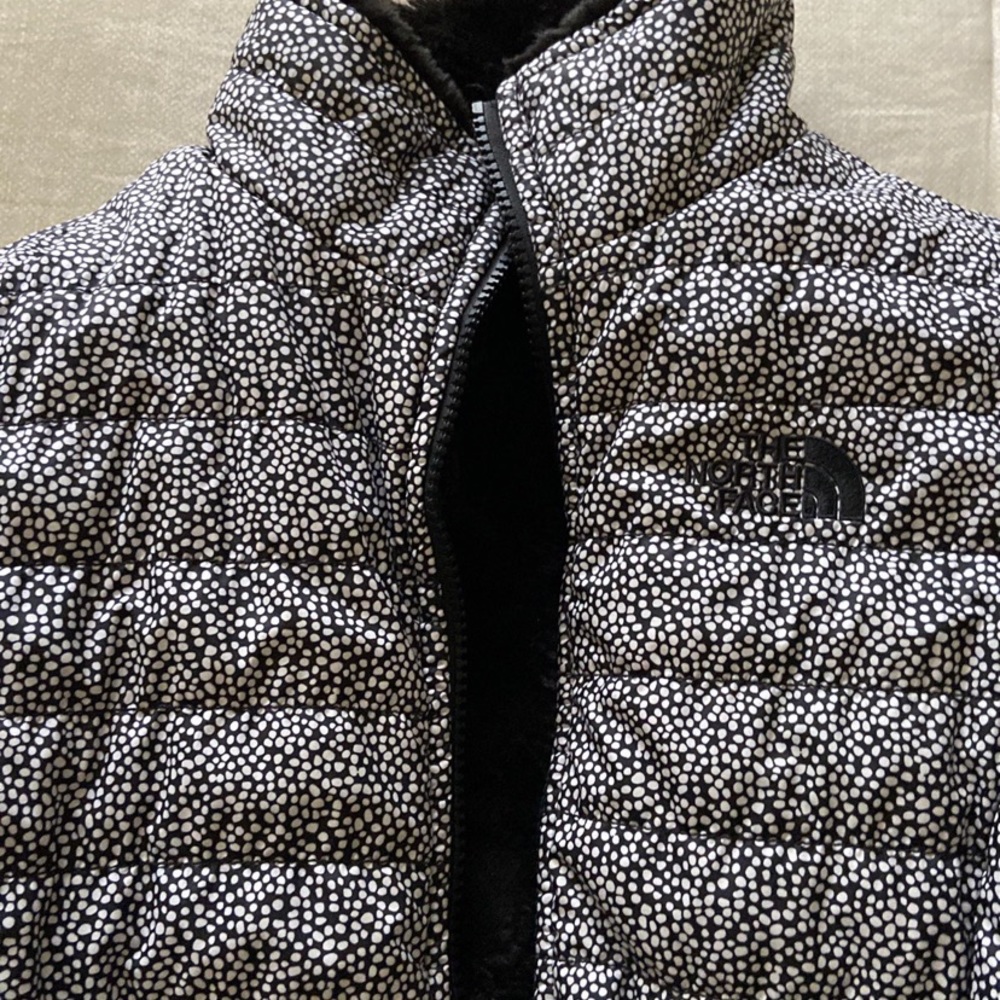 Reversible girls north face coat. In new condition! Super warm and cute